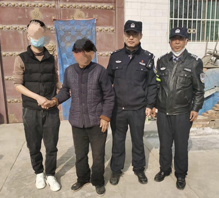 老人出門(mén)迷路，蒲城民警暖心助其回家。