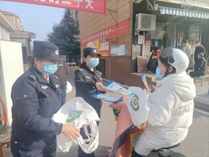 合陽縣公安局治安大隊、金水派出所所隊聯合組織開展了平安建設暨反詐宣傳進小區活動。