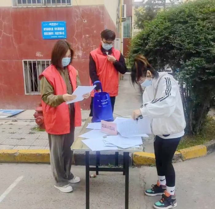 韓城市人民檢察院下沉社區堅決打好疫情防控阻擊戰。