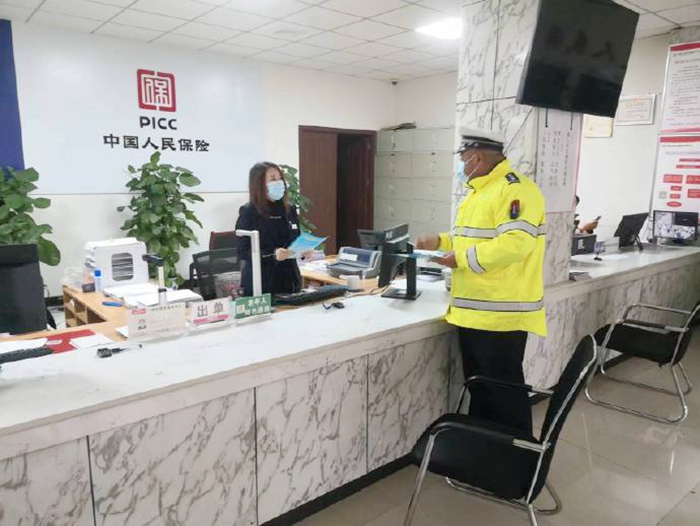 華州交警大隊城區二中隊“進企業”、“進社區”開展冬季道路交通安全宣傳工作。