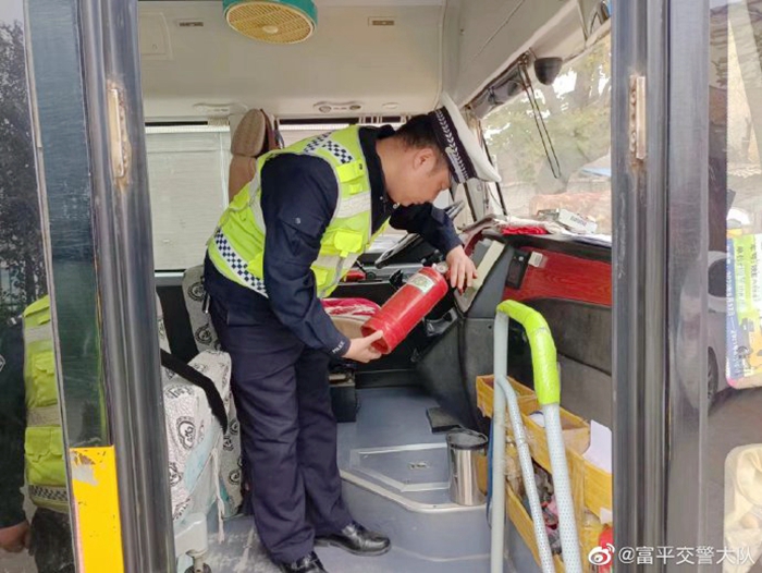 對轄區校車進行拉網式安全大檢查。