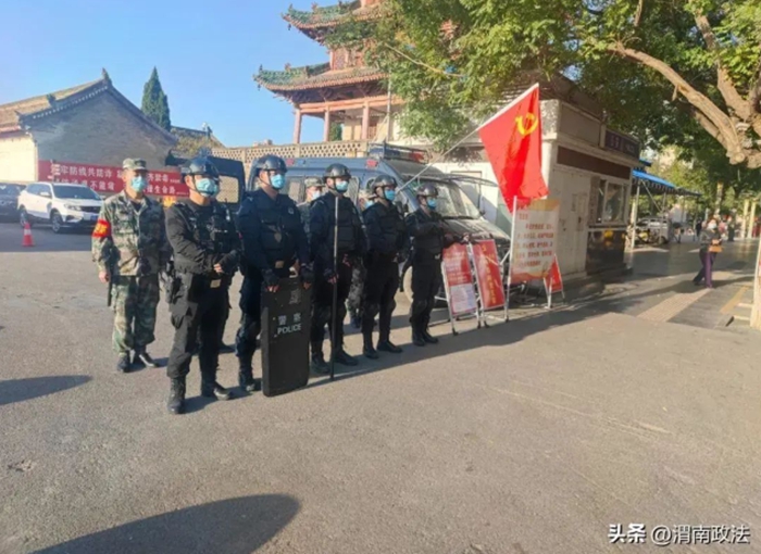 合陽縣民兵應急隊人員密集場所、廣場夜市等部位的巡邏防。