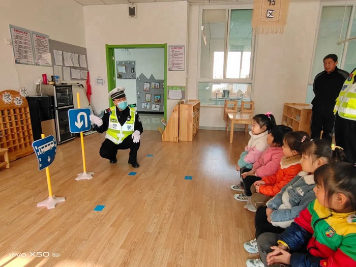 蒲城縣公安局交通管理大隊民警走進轄區鹵陽湖幼兒園開展交安宣傳活動。
