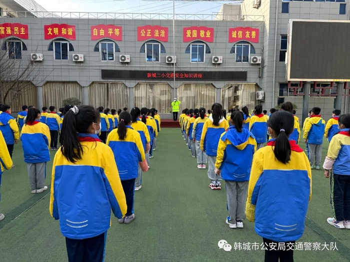 韓城公安交警進校園開展“122全國交通安全日”宣傳活動。