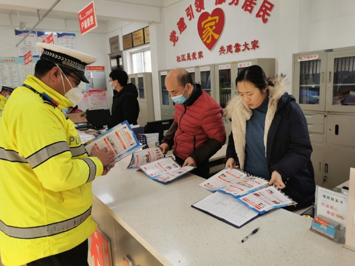 華州交管大隊城區(qū)中隊民警走進(jìn)大街社區(qū)，開展“文明守法 平安回家”主題交通安全宣傳活動。
