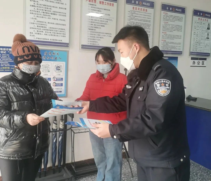 合陽公安黑池派出所向轄區群眾宣傳講解戶籍相關政策以及防范電信詐騙相關知識。