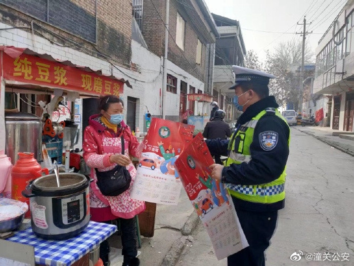 潼關(guān)交警大隊(duì)民警走進(jìn)沿街商鋪開展交通安全宣傳活動(dòng)。
