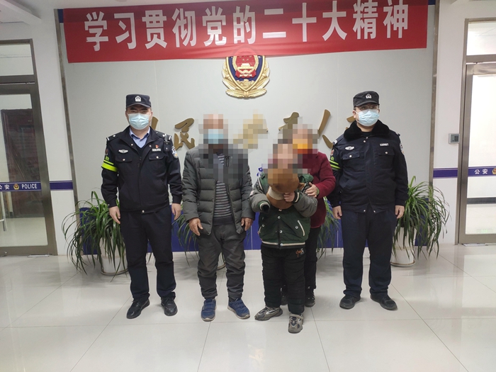 合陽縣公安局九龍派出所救助一名走失兒童。