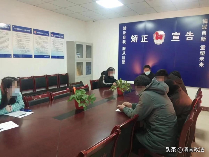 1月3日，大荔縣下寨司法所組織轄區(qū)內(nèi)社區(qū)矯正對(duì)象集體學(xué)習(xí)《民法典》。