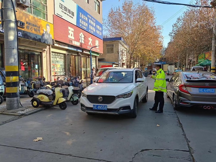 華州公安交警嚴(yán)查嚴(yán)管違法停車，助力“春運(yùn)”平安出行。