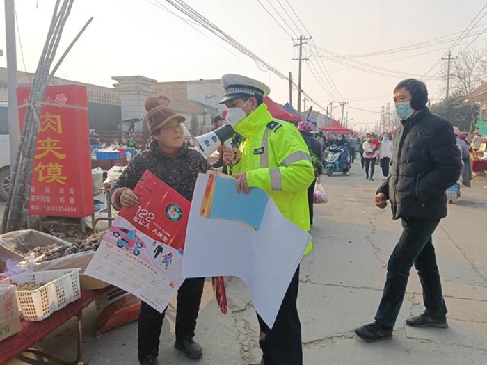 1月3日，大荔交警向采購(gòu)年貨的群眾發(fā)放交通安全宣傳年畫進(jìn)行宣傳。