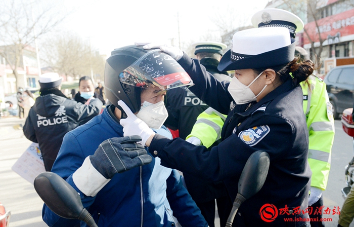 1月6日，“平安春運(yùn) 交警同行暨美麗鄉(xiāng)村行交通安全巡回宣傳渭南富平站”活動(dòng)中，交警向趕集群眾贈(zèng)送頭盔。記者 楊大君 攝