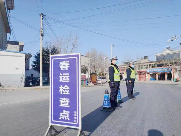 潼關交警在轄區交通要道設立卡點，嚴查各類嚴重違法行為。
