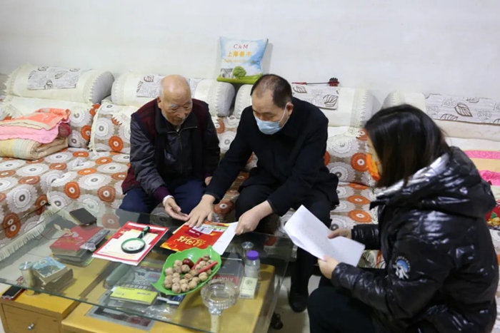 渭南中院春節(jié)前夕開展集中走訪慰問退休干部和遺屬活動。