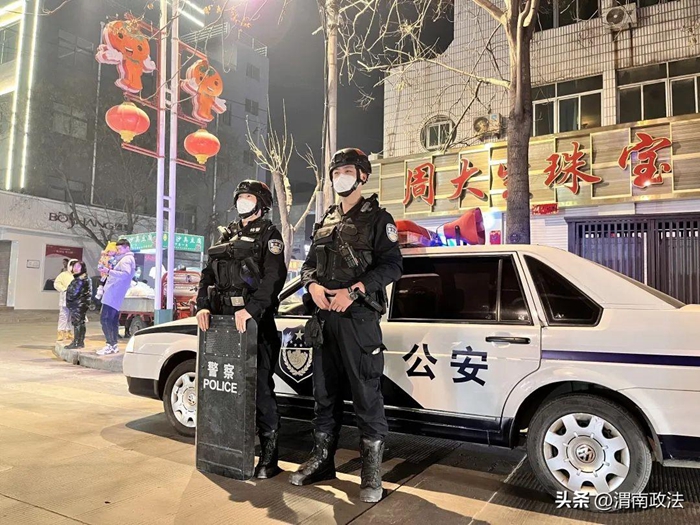 富平巡特警穿梭在大街小巷，守候萬家燈火。