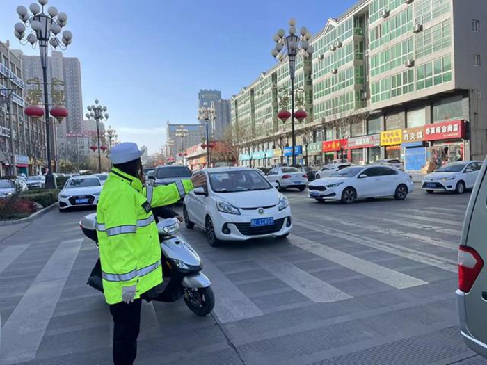 韓城公安交警堅守返程高峰。