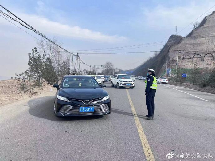 潼關交警景區執勤保暢通，守護萬家團圓。