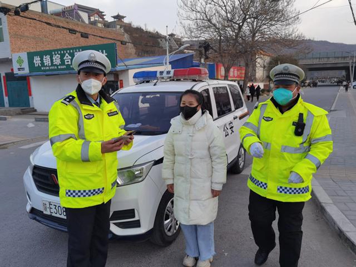 好心群眾撿到手機，交警助力歸還失主。