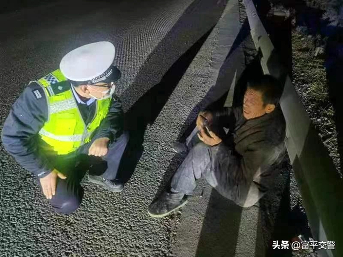 國道驚現“醉漢”，富平交警及時勸離。