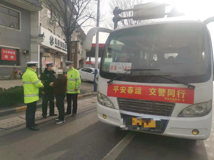 韓城公安交警查處一起超員違法行為。