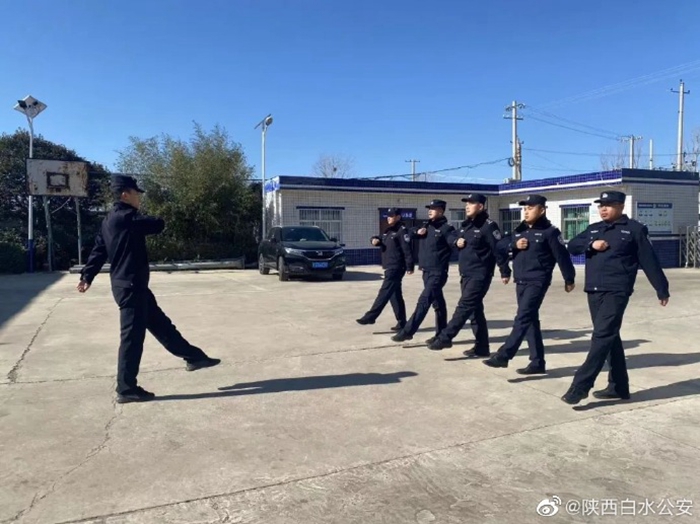 白水公安組織全警開展隊列訓練。