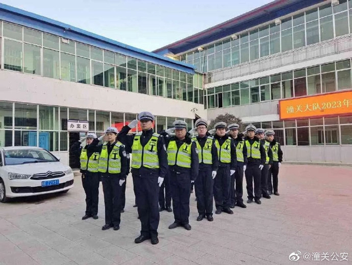 近日潼關公安交警大隊組織開展春訓大練兵。