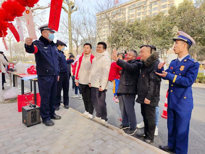 2月1日，大荔公安交警、大荔消防救援大隊、人保財產大荔公司在洛濱大道聯合舉辦了“鬧元宵 猜燈謎 話安全”主題活動。