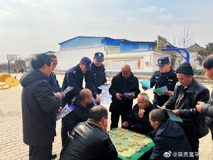 2月1日，富平公安留古派出所依托“住村”工作，組織民警深入轄區村組開展防范電信網絡詐騙宣傳工作。