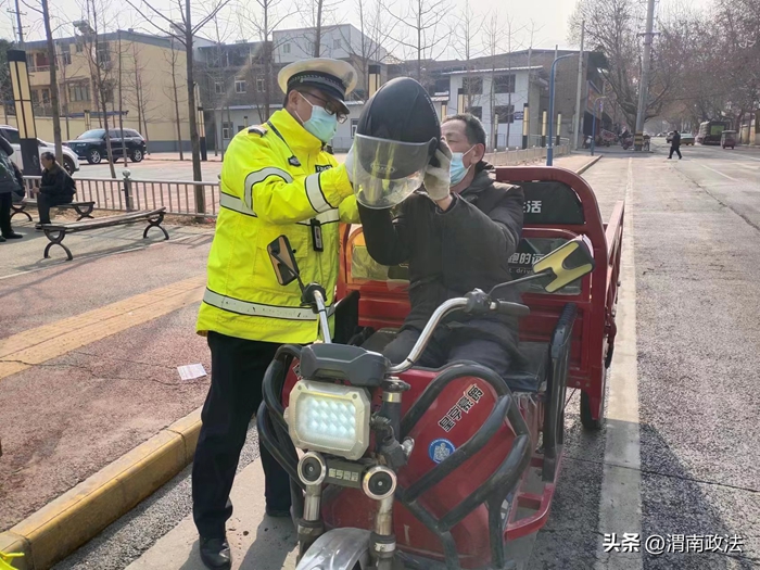 華州公安交警開展騎乘電動摩托車不佩戴頭盔專項整治行動。