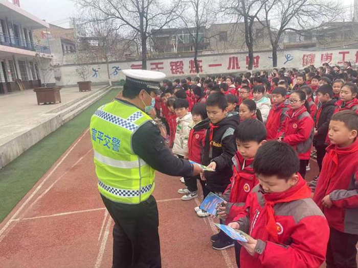 富平交警進校園宣傳交通安全知識。
