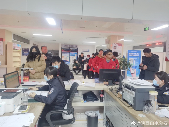 白水“警校聯動”，為考生集中辦理居民身份證。