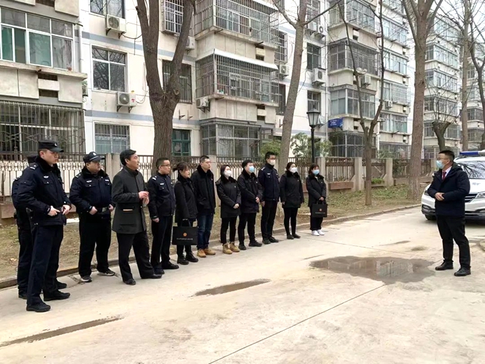 近日，臨渭法院執行局依法將被執行人一套房屋強制騰空并交付申請人。