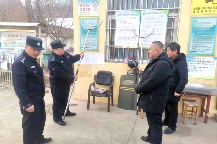 華州民警深入轄區學校開展校園安全檢查。