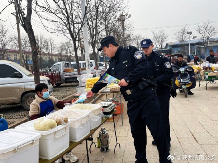 2月17日，富平公安留古派出所民警在轄區開展了防范電信網絡詐騙宣傳活動。