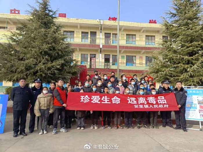 2月16日，澄城公安安里派出所聯合鎮政府綜治辦開展了法治宣傳進校園活動。