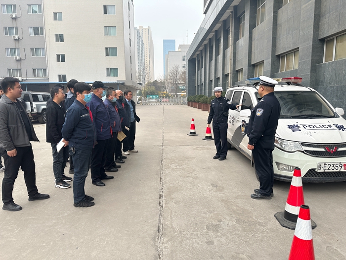 韓城公安交警進企業開展交安宣傳活動。
