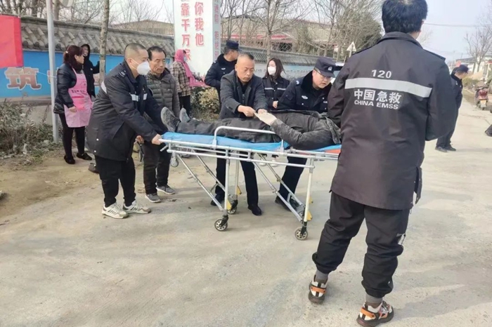 華州警醫齊力，暖心救助意外摔傷老人。