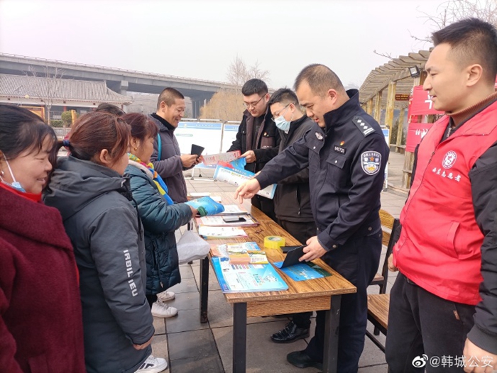 韓城公安西莊所民輔警在轄區廣場，拉橫幅、講展板，向轄區群眾宣傳講解防電信詐騙和禁毒典型案例。