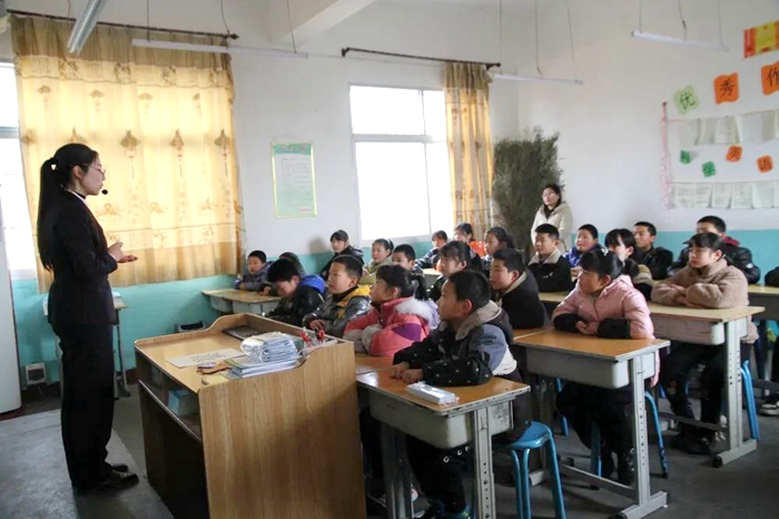 富平縣人民檢察院干警走進老廟鎮孟家小學為28名四年級學生上法治課。