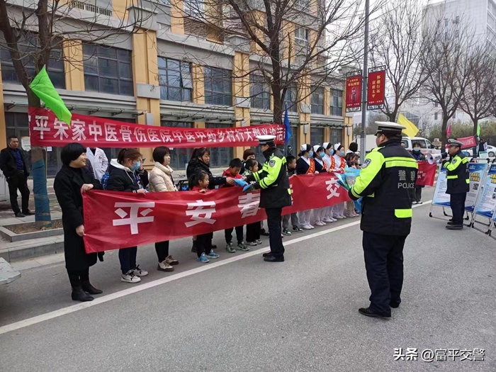 富平交警攜手骨傷醫護開展交通安全警示教育活動。