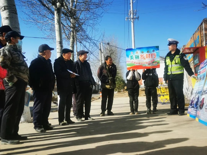 白水交警攜手農村勸導員開展“一盔一帶”主題宣傳。