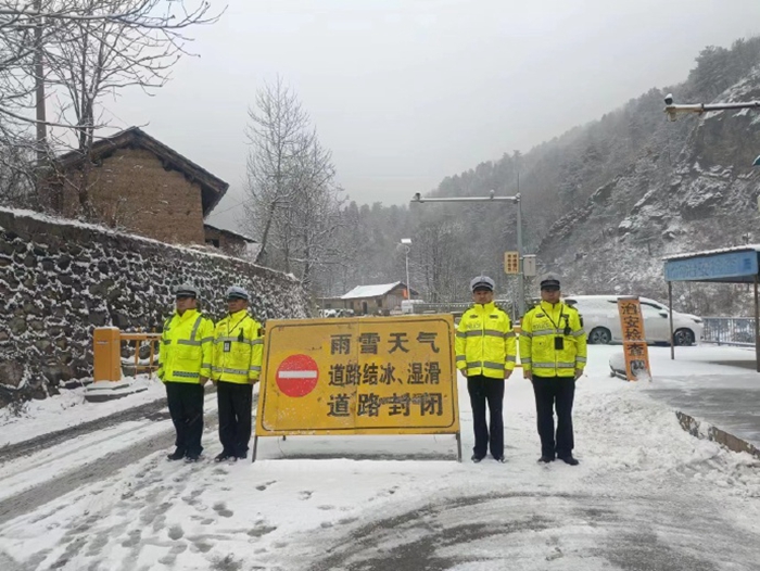 華州分局交管大隊(duì)金堆中隊(duì)以雪為令，全員上崗保暢通。