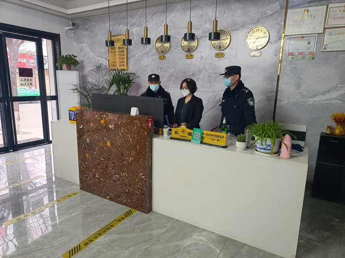 2月21日，澄城公安長寧派出所深入轄區(qū)九小場(chǎng)所開展安全檢查。