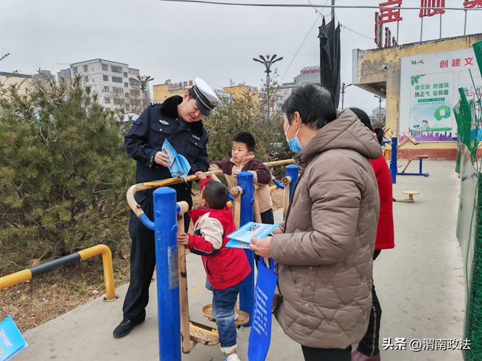 韓城公安交警利用農(nóng)村“大喇叭”開展交通安全宣傳。