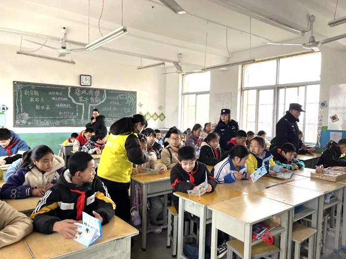 華州公安下廟派出所聯合鎮政府開展禁毒知識進校園活動。