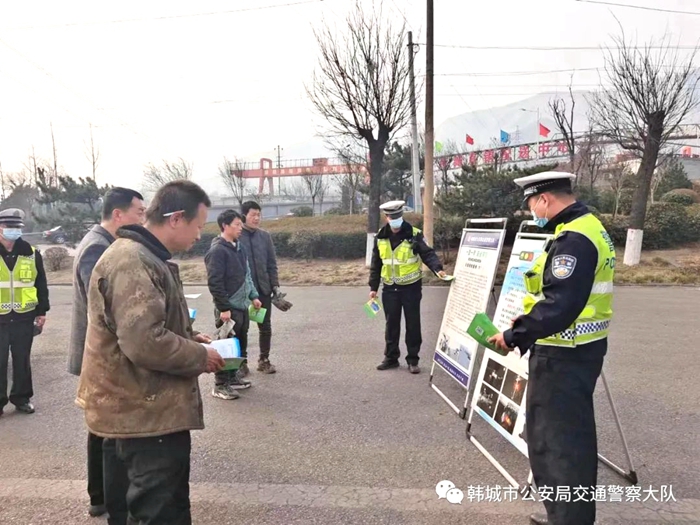韓城市公安局交警大隊宣傳民警深入轄區農村開展春季交通安全主題宣傳活動。