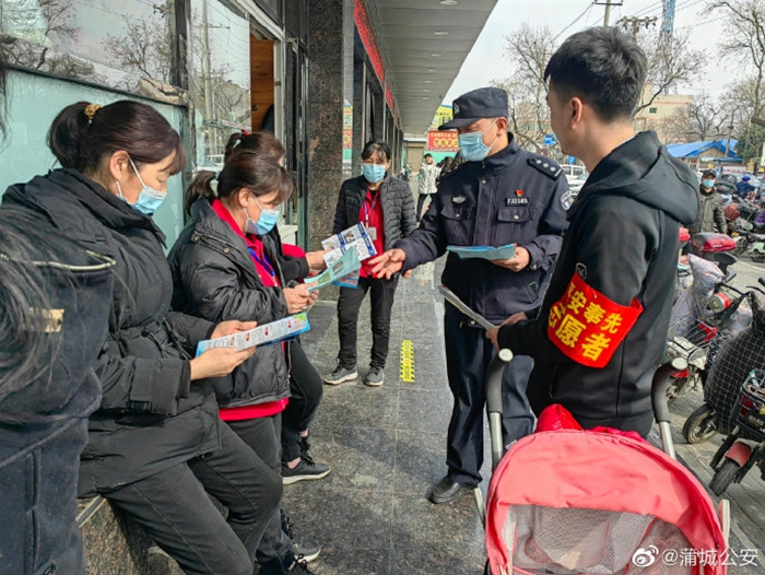 3月2日，蒲城公安重泉路派出組織民警聯(lián)合社區(qū)禁毒、司法等部門工作人員開(kāi)展電信詐騙、禁毒、消防再動(dòng)員活動(dòng)。