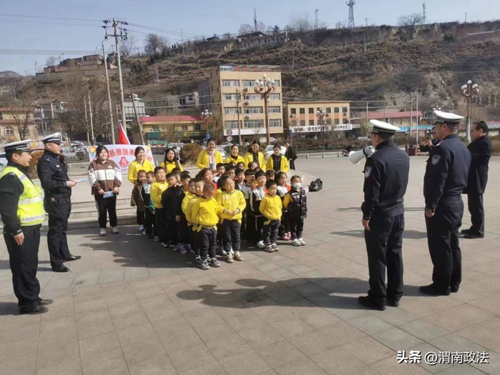 3月3日上午，韓城市公安局交警大隊(duì)桑樹(shù)坪中隊(duì)組織宣傳民警來(lái)到朝陽(yáng)社區(qū)為社區(qū)群眾上了一堂生動(dòng)的交通安全課。