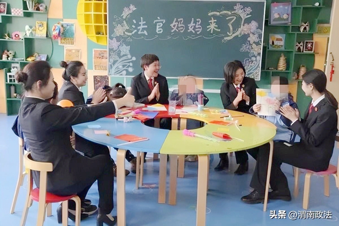 渭南中院女法官干警走進渭南特殊教育學校開展別樣“三八”節活動.