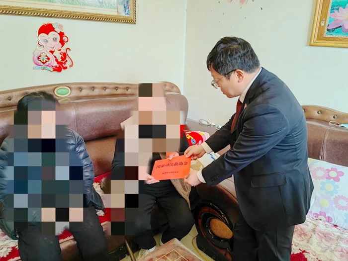3月3日，臨渭區人民檢察院來到刑事案件被害人李某某的家中，為李某某家人發放國家司法救助金.